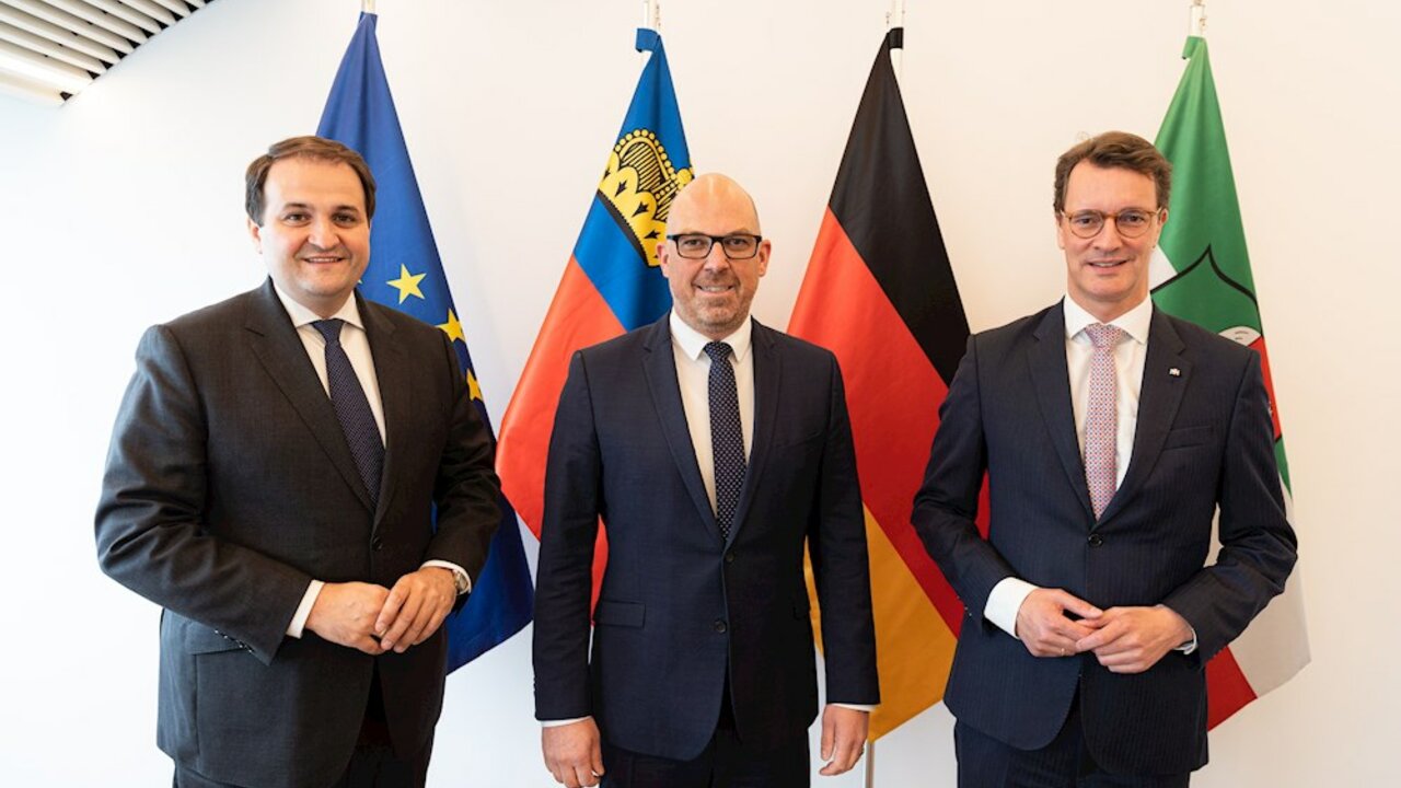 Besuch in Nordrhein-Westfalen: Europaminister Nathaniel Liminski, Regierungschef Daniel Risch und Ministerpräsident Hendrik Wüst.  | © Staatskanzlei Nordrhein-Westfalen
