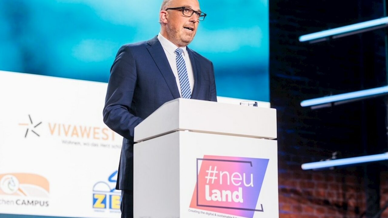 Regierungschef Daniel Risch bei seiner Rede beim Neualnd-Kongress zum Thema "Unternehmen Staat".  | © neuland
