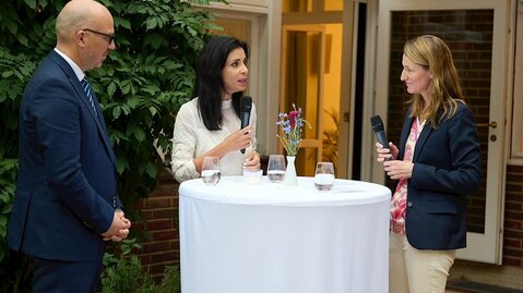 Regierungschef Daniel Risch, Aussenministerin Dominique Hasler im Austausch mit Botschafterin Isabel Frommelt-Gottschald
