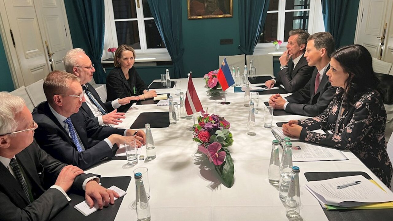 Die Liechtensteinische Delegation mit Präsident Egils Levits und Assenminister Edgars Rinkevics aus Lettland
