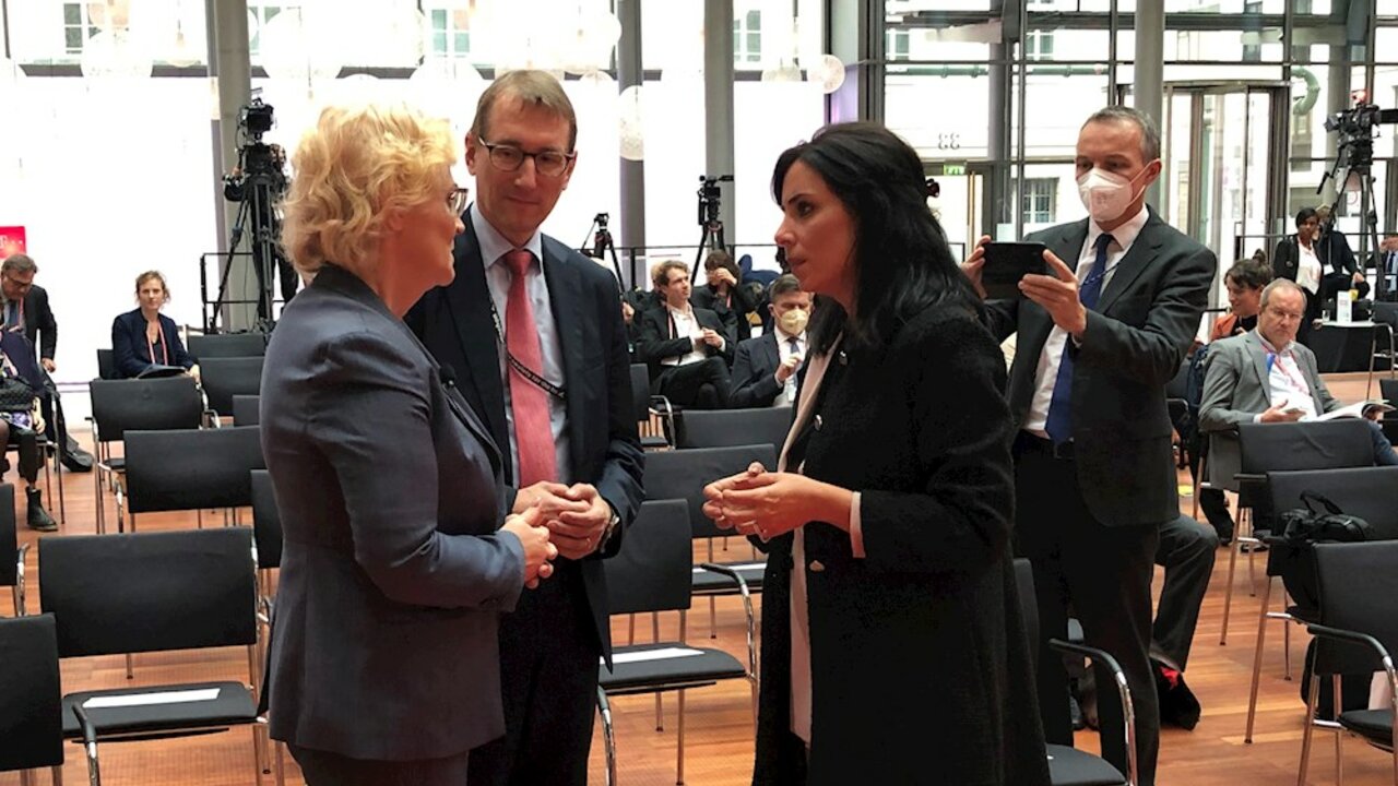 Christine Lambrecht, Bundesverteidigungsministerin im Gespräch mit Aussenministerin Dominique Hasler