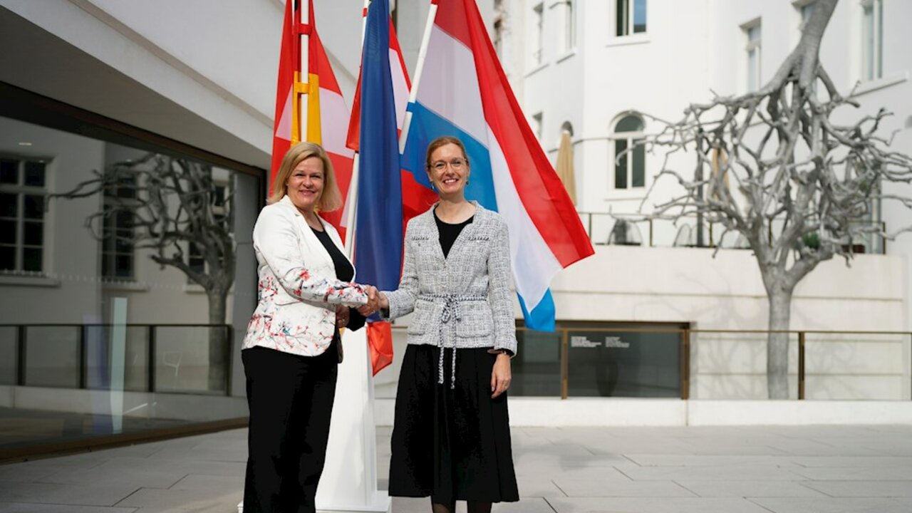 Regierungschef-Stellvertreterin Sabine Monauni wird von der deutschen Bundesministerin Nancy Faeser begrüsst. 