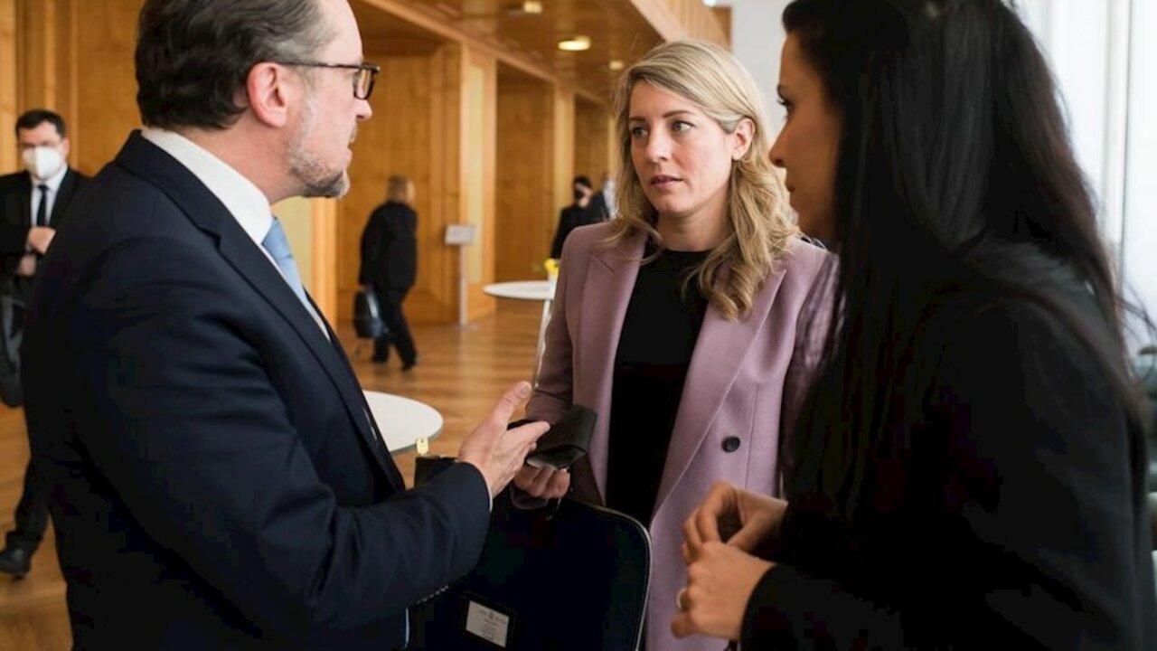 Aussenminister von Österreich, Alexander Schallenberg zusammen mit den Aussenministerinnen von Kanada Mélanie Joly und von Liechtenstein Dominique Hasler