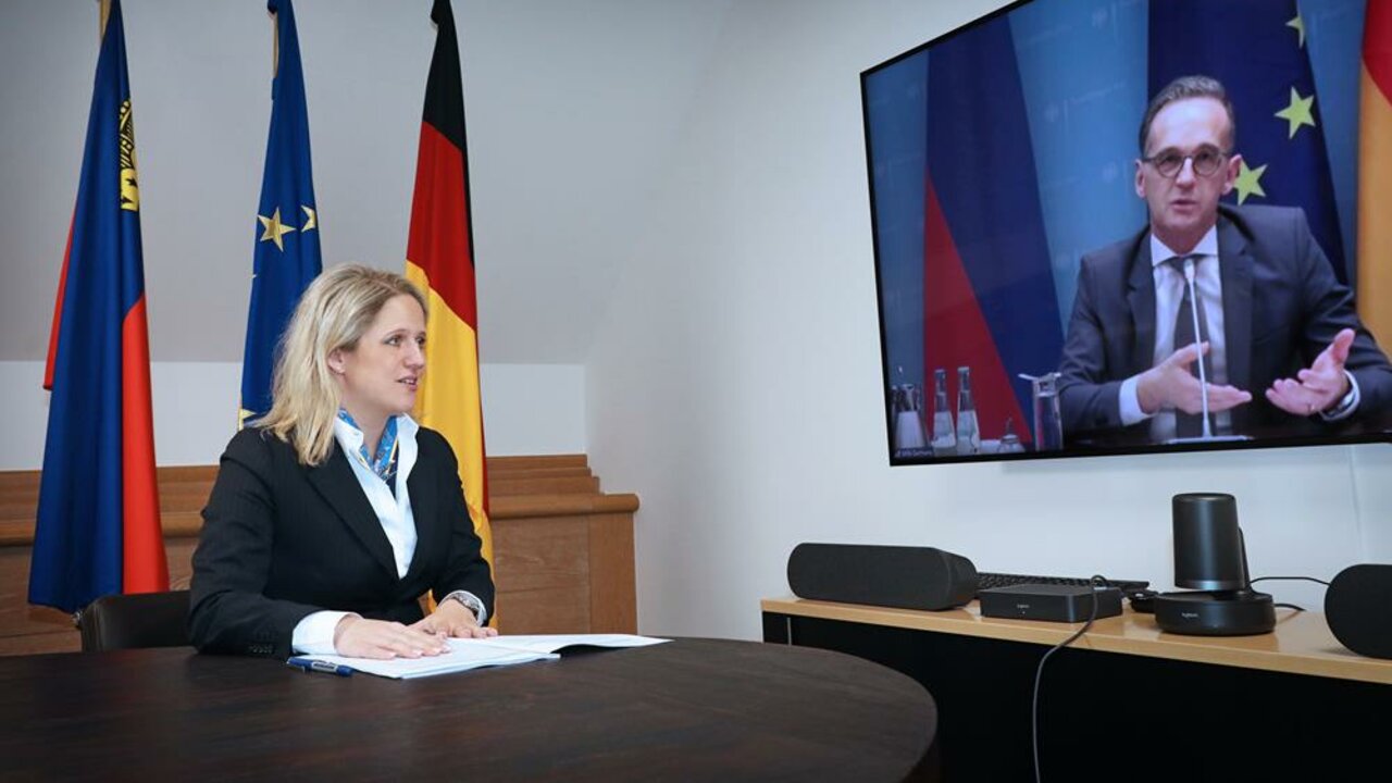 Regierungsrätin und Aussenministerin Katrin Eggenberger beim Austausch per Videokonferenz mit ihrem deutschen Amtskollegen Bundesminister Heiko Maas