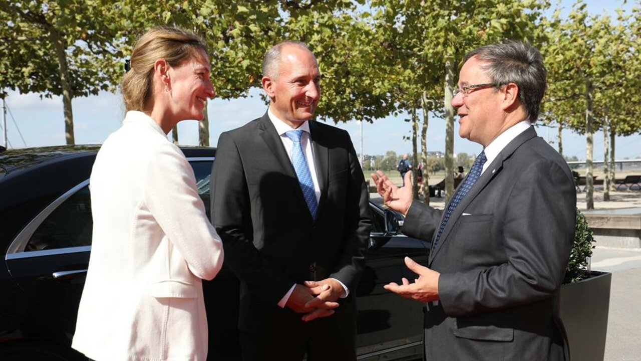 Botschafterin Isabel Frommelt-Gottschald und Regierungschef Adrian Hasler mit NRW Ministerpräsident Armin Laschet | © Land NRW / U. Wagner