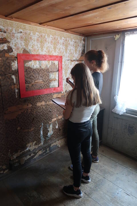 Jugendliche erforschen das alte Walserhaus | © Amt für Kultur
