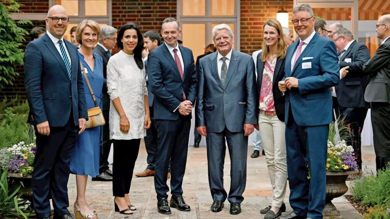Regierungschef Daniel Risch, Nachrichtensprecherin Marietta Slomka, Aussenministerin Dominique Hasler, Bundesminister Volker Wissing, Joachim Gauck, ehemaliger Bundespräsident der Bundesrepublik Deutschland, Botschafterin Isabel Frommelt-Gottschald, Michael Grosse-Brömer, Vorsitzender des Wirtschaftsausschusses des Bundestags. 