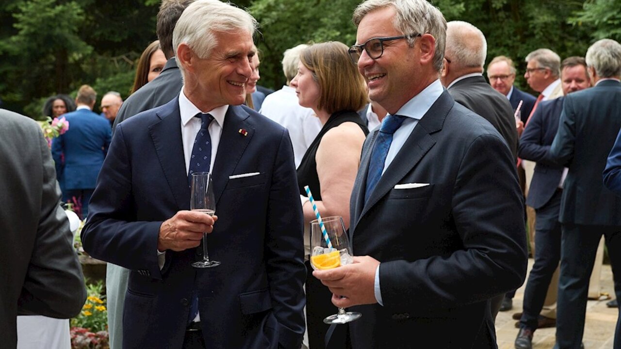 Österreichischer Bundesfinanzminister Magnus Brunner im Austausch mit Botschafter Michael Linhart, Botschaft Österreich