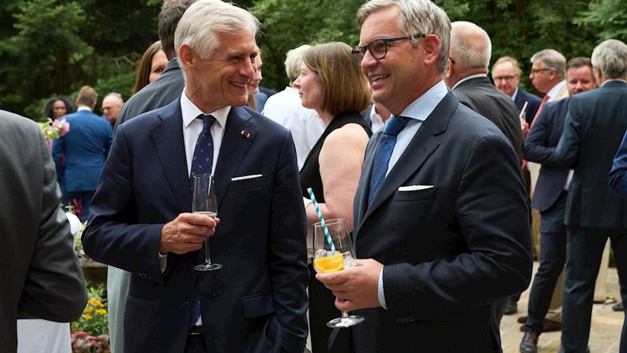 Österreichischer Bundesfinanzminister Magnus Brunner im Austausch mit Botschafter Michael Linhart, Botschaft Österreich
