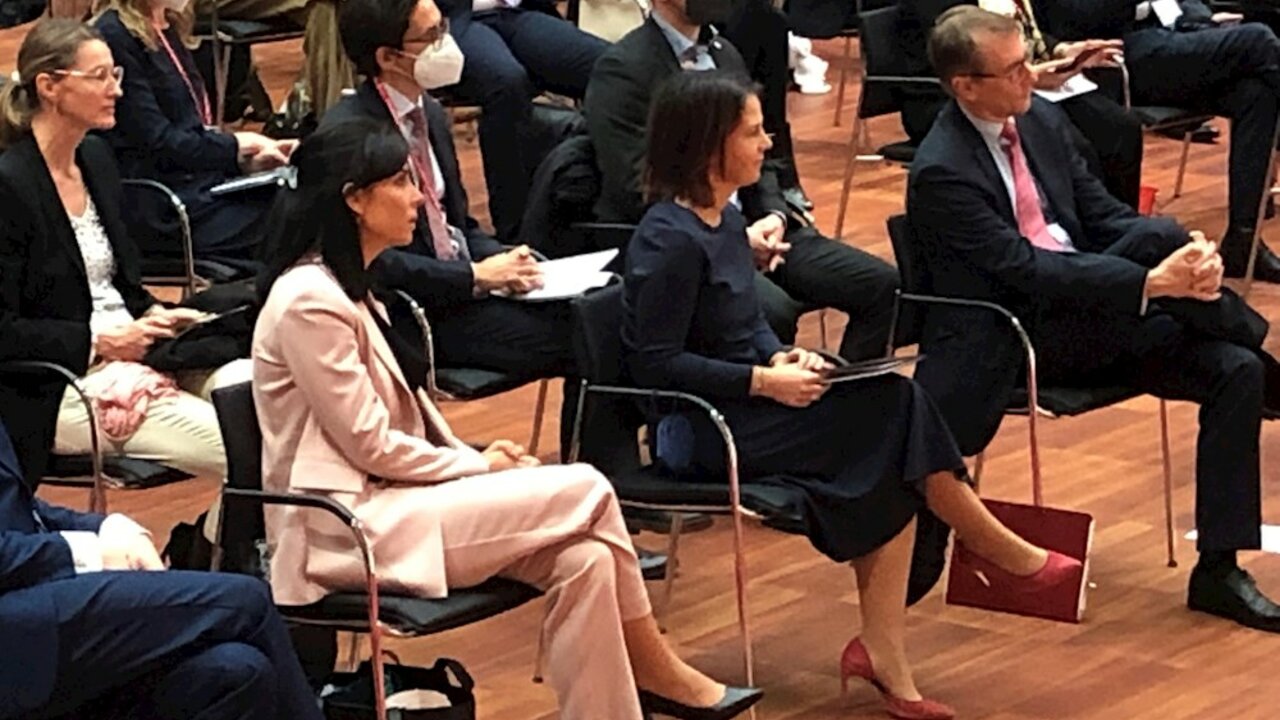 Aussenministerin Dominique Hasler bei der Eröffnung des Berliner Forums mit der deutschen Aussenministerin Annalena Baerbock