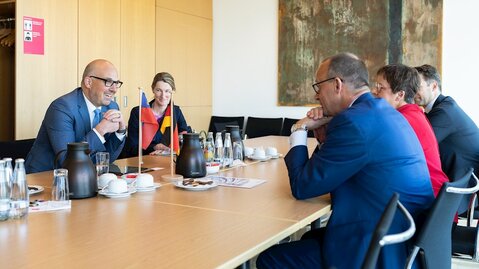 Regierungschef Daniel Risch - mit Botschafterin Isabel Frommelt-Gottschald - im Gespräch mit Patricia Lips, Stellvertretende Vorsitzende der CDU/CSU