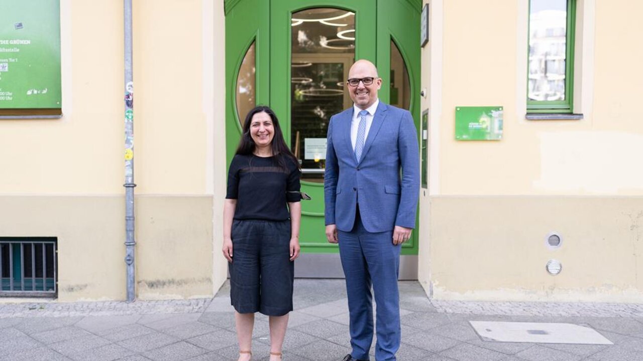 Pegah Edalation, Stellvertretende Bundesvorsitzende der Grünen und Regierungschef Daniel Risch trafen sich zu bilateralen Gesprächen