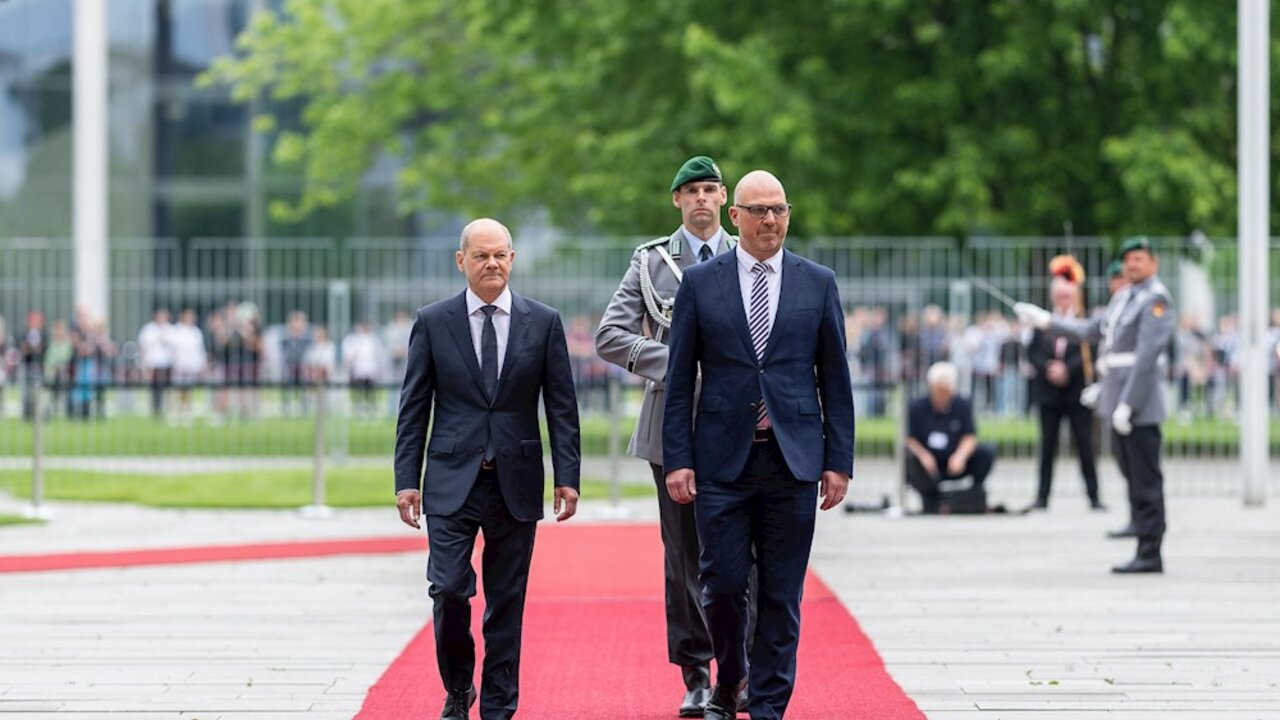 Militärischer Empfang von Regierungschef Daniel Risch in Begleitung von Bundeskanzler Olaf Scholz