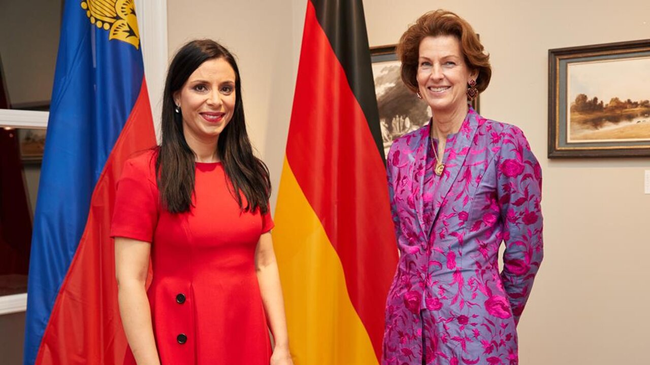 Aussenministerin Dominique Hasler mit Honorarkonsulin Gianna le Claire bei der Eröffnung des Honorarkonsulats in Hamburg | © Georg Wendt