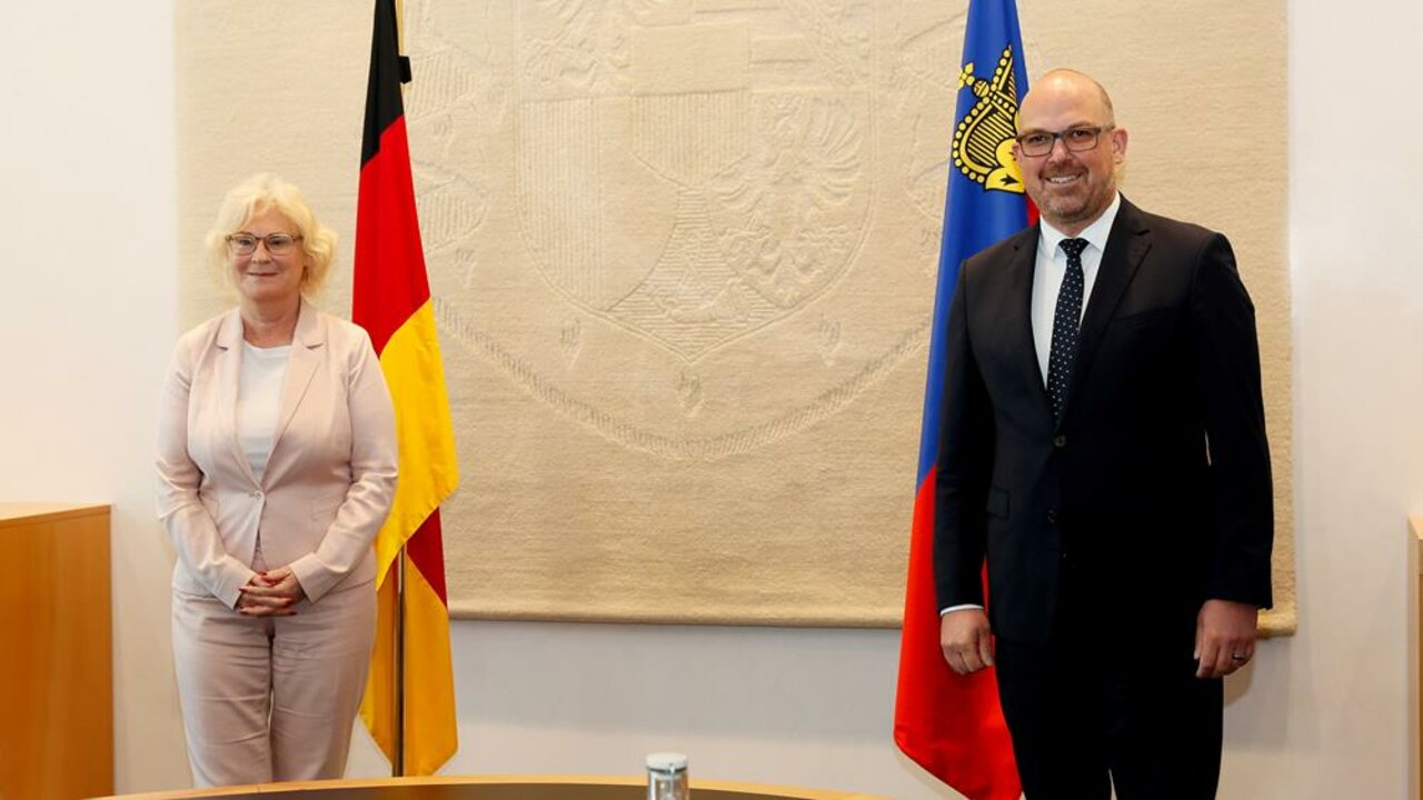 Bundesministerin Christine Lambrecht wird von Regierungschef Daniel Risch im Regierungsgebäude zu einem Höflichkeitsbesuch empfangen
