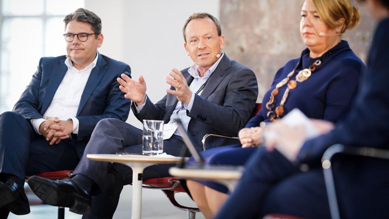 Mathias Oberndörfer, Bereichsvorstand Öffentlicher Sektor, KPMG AG Wirtschaftsprüfungsgesellschaft, Christoph Loos, Vorsitzender der Konzernleitung, Hilti AG, Liechtenstein, Valentina Daiber, Vorstand für Rechte und Corporate Affairs, Telefonica Deutschland | © Andreas Henn