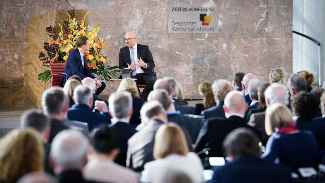 Mark Schieritz, Moderator, DIE ZEIT, Regierungschef-Stellvertreter Daniel Risch | © Andreas Henn