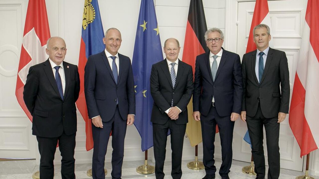 Die Finanzminister der Schweiz, Liechtenstein, Deutschland, Luxemburg und Österreich: Ueli Maurer, Adrian Hasler, Olaf Schulze, Pierre Gramegna und Hartwig Löger | © Thomas Imo/photothek.net)