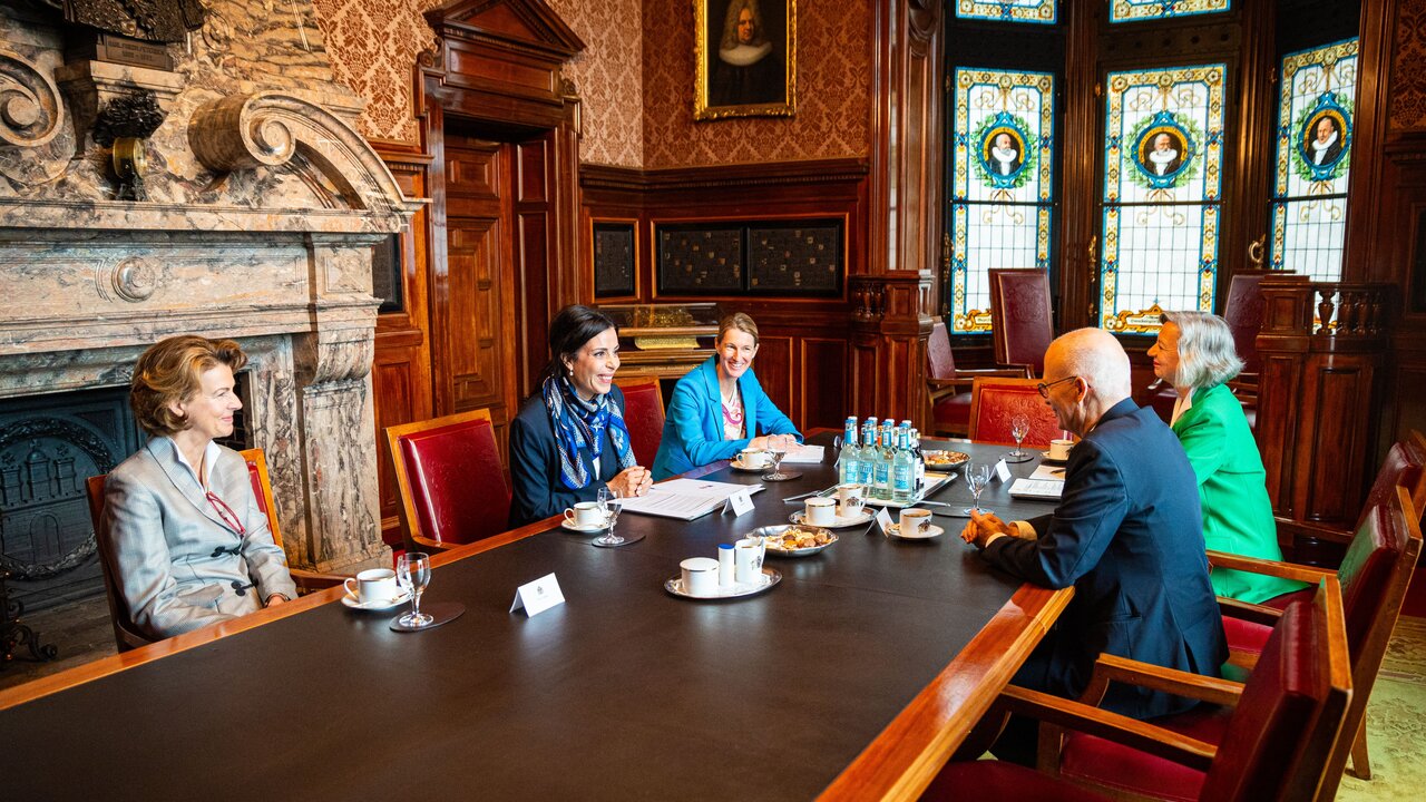 v.l.r. Honorarkonsulin Gianna le Claire, Aussenministerin Dominique Hasler, Botschafterin Isabel Frommelt-Gottschald beim Arbeitsgespräch mit Dr. Peter Tschentscher, Erster Bürgermeister der Hansestadt Hamburg