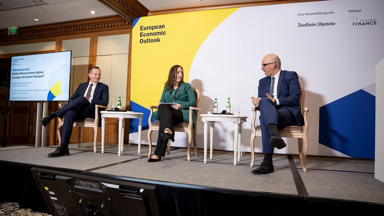 Podiumsdiskussion zum Thema «Welche Chancen bieten digitale Lösungen den Ländern Europas?» mit: Bundesminister Volker Wissing, Moderatorin Corinna Budras und Regierungschef Daniel Risch. (Quelle: Marco Urban)