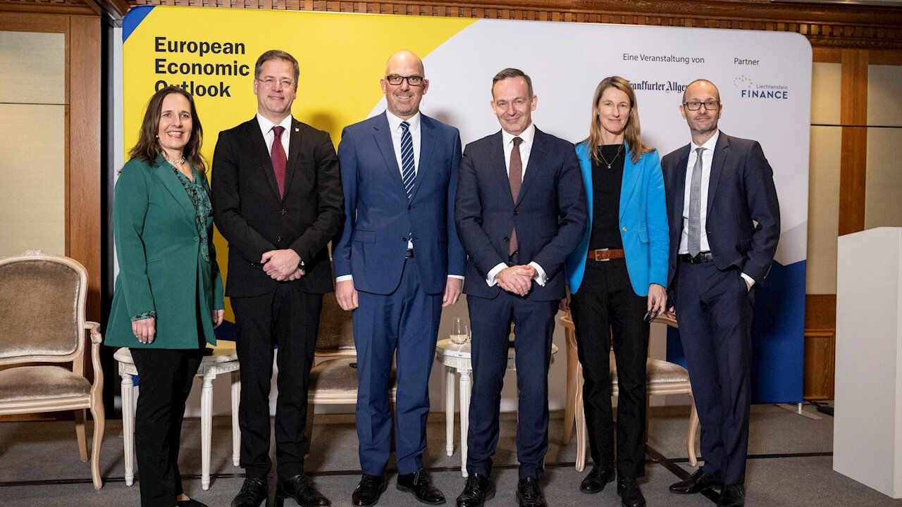 Corinna Budras (Moderatorin), Axel Müller-Groeling (Vorstandsmitglied der Frauenhofer-Gruppe), Regierungschef Daniel Risch, Volker Wissing (Bundesminister für Digitales und Verkehr), Botschafterin Isabel Frommelt-Gottschald und Simon Tribelhorn (Geschäftsführer Liechtensteinischer Bankenverband). (Quelle: Marco Urban)