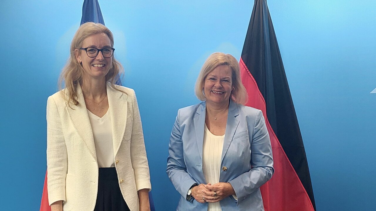 Regierungschef-Stellvertreterin Sabine Monauni mit Bundesinnenministerin Nancy Faeser (© Hans-Christian Plambeck) 