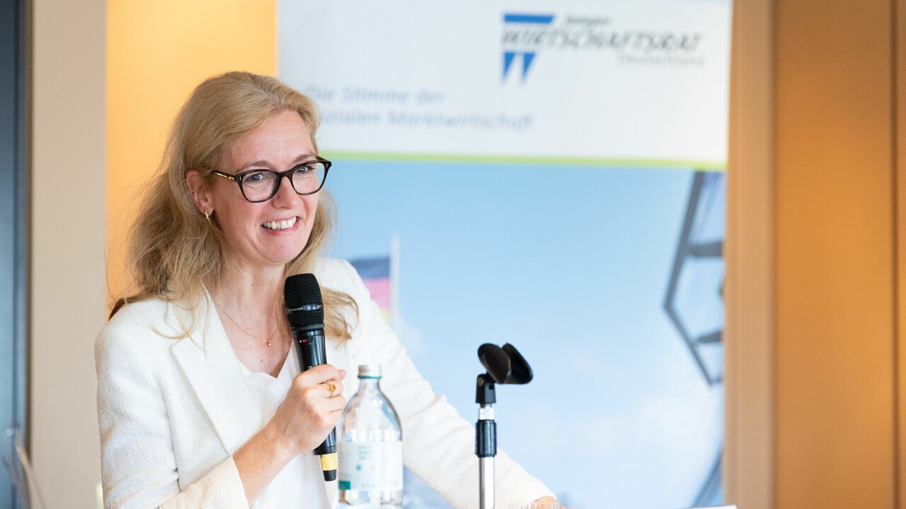Regierungschef-Stellvertreterin Monauni beim Impulsvortrag.  (© Hans-Christian Plambeck) 