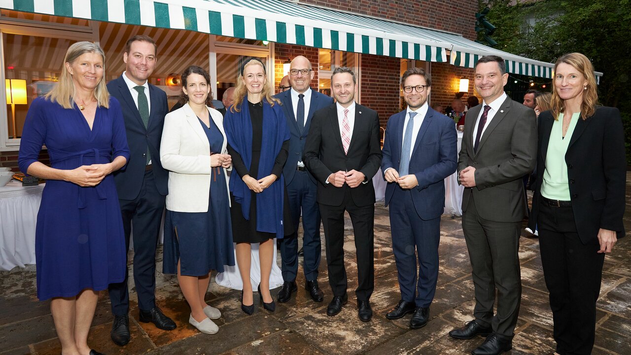 Regierungschef Daniel Risch und Regierungschef-Stellvertreterin Sabine Monauni mit Abgeordneten des Deutschen Bundestags (© Janine Escher)