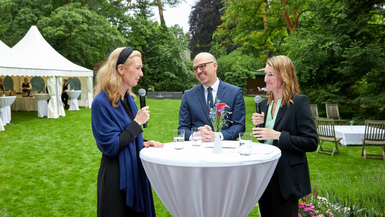 Fragerunde mit Regierungschef-Stellvertreterin Sabine Monauni und Regierungschef Daniel Risch unter der Leitung von Botschafterin Isabel Frommelt-Gottschald (© Janine Escher)