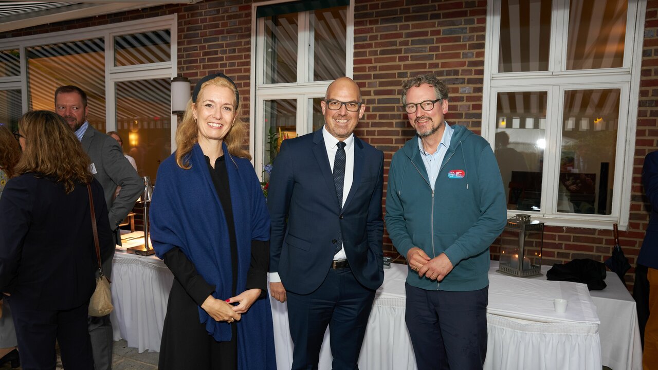 Regierungschef-Stellvertreterin Sabine Monauni, Regierungschef Daniel Risch zusammen mit Eckart von Hirschhausen, deutscher Arzt und Fernsehmoderator (© Janine Escher)