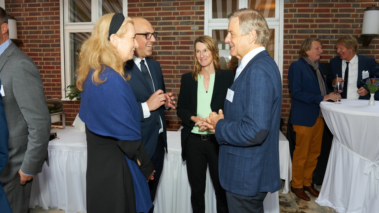 Regierungschef-Stellvertreterin Sabine Monauni, Regierungschef Daniel Risch, Botschafterin Isabel Frommelt-Gottschald mit Claus Kleber, deutscher Journalist (© Janine Escher) 