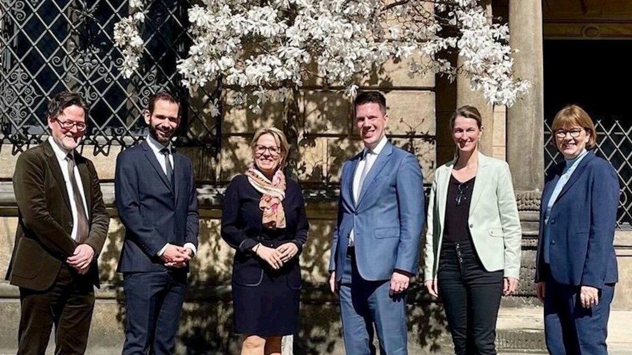 Marius Winzeler, Direktor des grünen Gewölbes in Dresden, Generalsekretär Martin Hasler, Staatsministerin Barbara Klepsch, Kulturminister Manuel Frick, Botschafterin Isabel Frommelt-Gottschald und Heike Köser, Referentin im sächsischen Staatsministerium für Wissenschaft, Kultur und Tourismus
