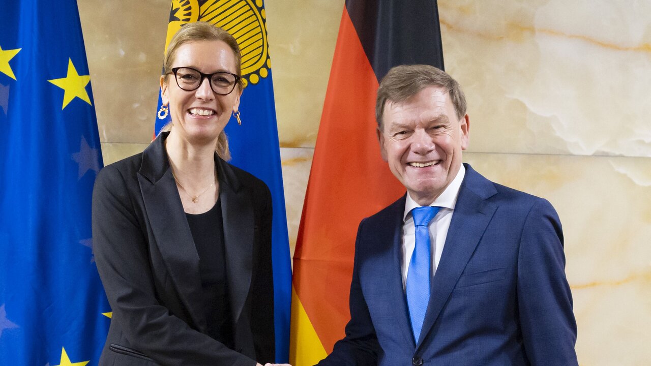 Aussenminister Johannes  Wadephul begrüsst Regierungschefin-Stellverterterin und Aussenministerin Sabine Monauni  (Copyright Photothek)