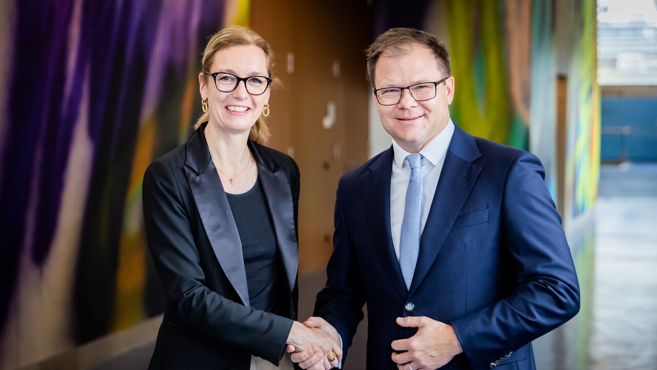 Bundesminister Carsten Schneider, Minister für Umwelt, Klimaschutz, Naturschutz und nukleare Sicherheit, begrüsst Regierungschefin-Stellvertreterin Sabine Monauni  (Copyright: Phototek)