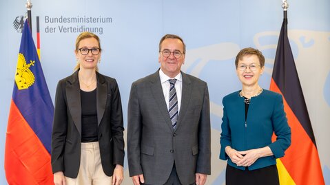Regierungschefin-Stellvertreterin Sabine Monauni, Bundesverteidigungsminister Boris Pistorius, Regierungschefin Brigitte Haas (Copyright: Phototek)